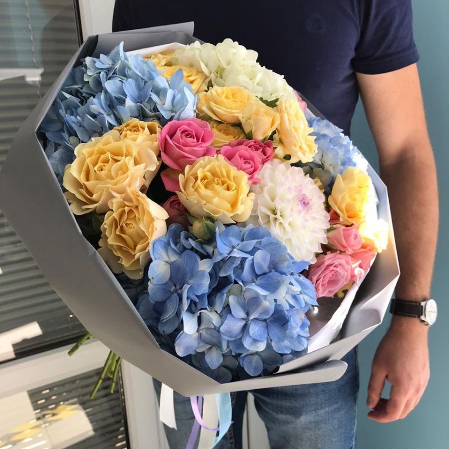 Сборный букет разноцветных оттенков из роз, эустом и гвоздик.