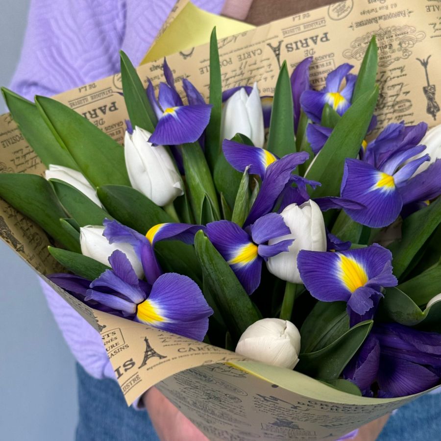 Букет с белыми тюльпанами и ирисами