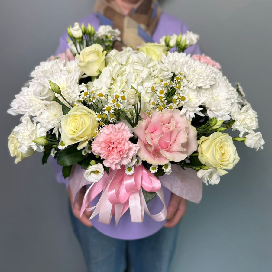 Коробка большая с гортензией и розами