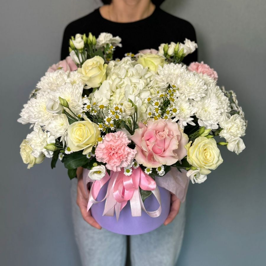 Коробка большая с гортензией и розами