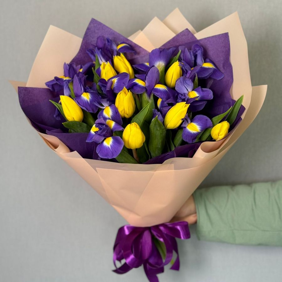 Микс из желтых тюльпанов и ирисов