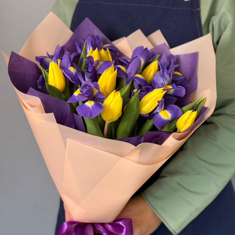 Микс из желтых тюльпанов и ирисов