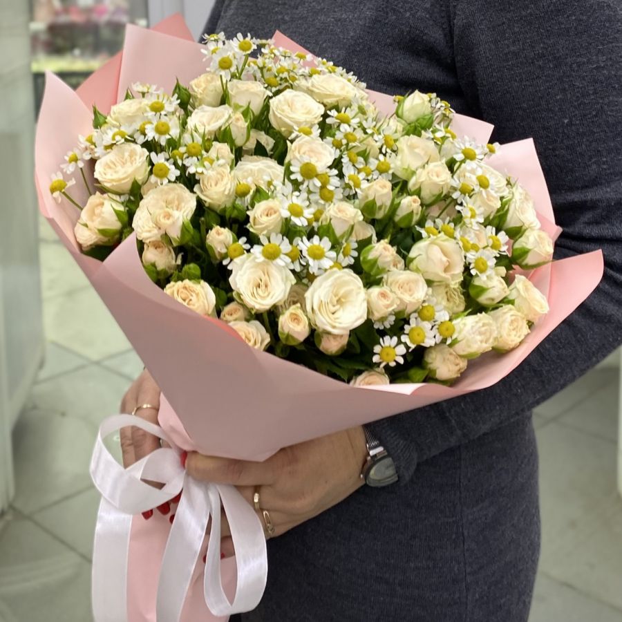 Букет с кустовой розой и танацетумом