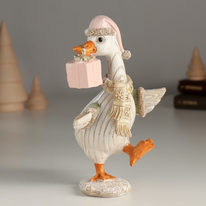 Сувенир полистоун "Гусь в шарфике и шапке с подарком"