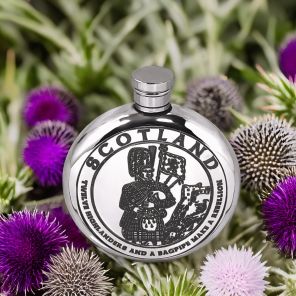 Фляжка круглая из британского пьютера- Волынщик из Хайлендз, 6oz Round Highland Piper Flask