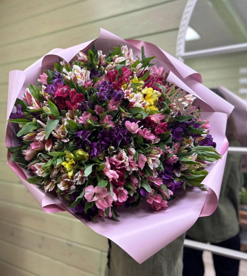 Букет для мамы из 51 альстромерий + топпер