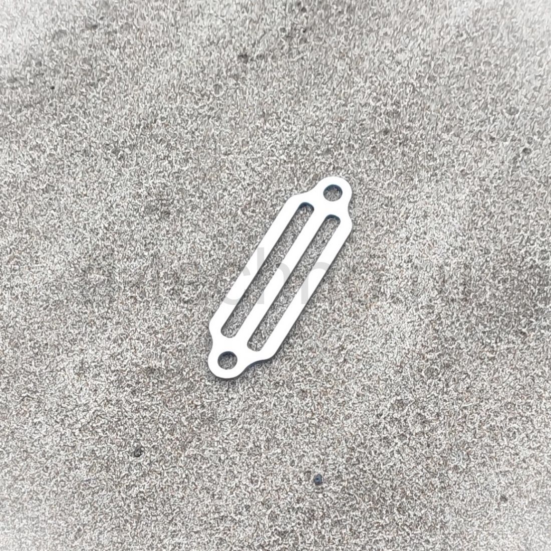 Пряжка двух щелевая с двумя отверстиями для резинового шнура