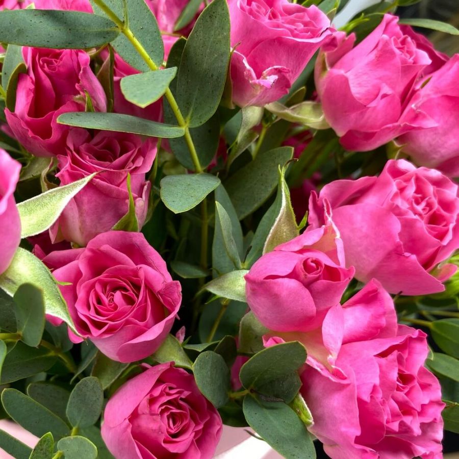 Кустовые розы в шляпной коробочке