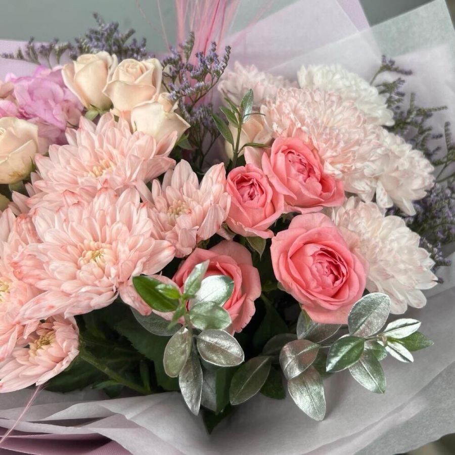 Нежный букет из роз, гортензии и хризантем