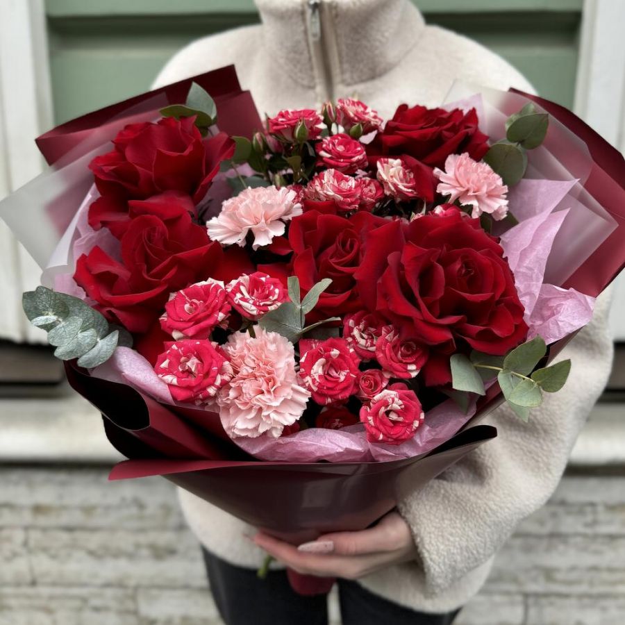 Букет французские розы с диантусом и кустовыми розами