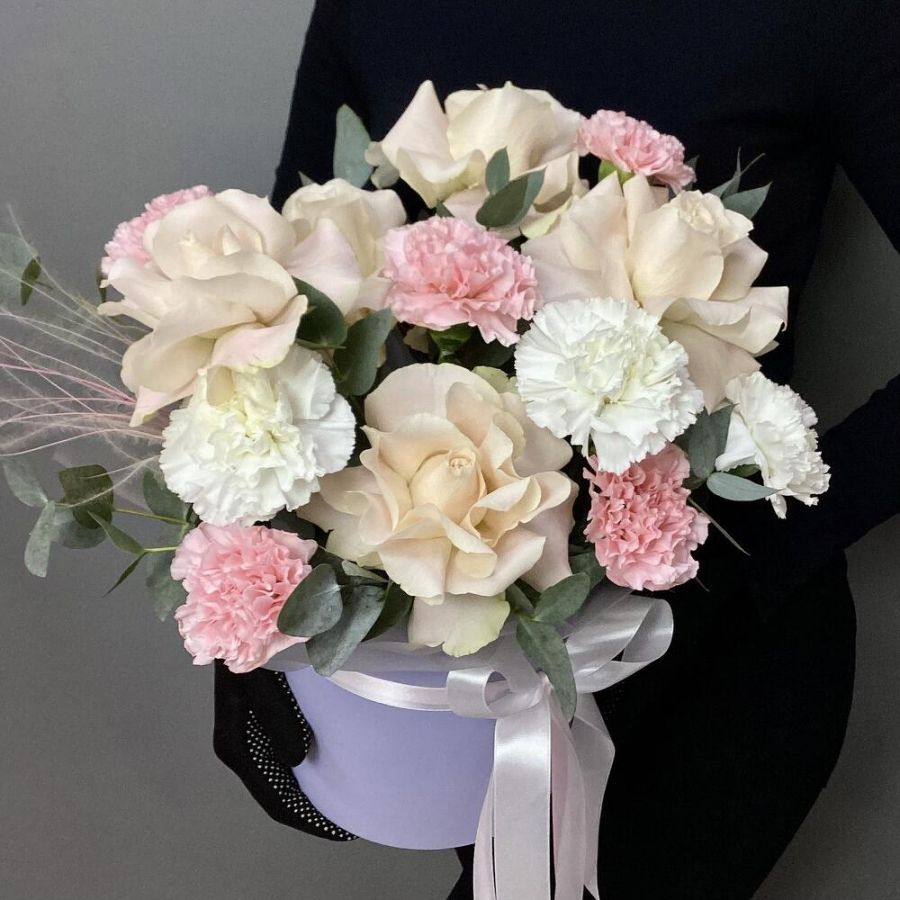 Композиция с французскими розами и диантусами «Ренессанс»