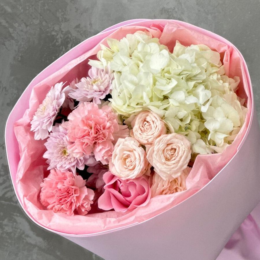 Нежный букет с кустовой розой, гортензией, розой, диантусами и хризантемой