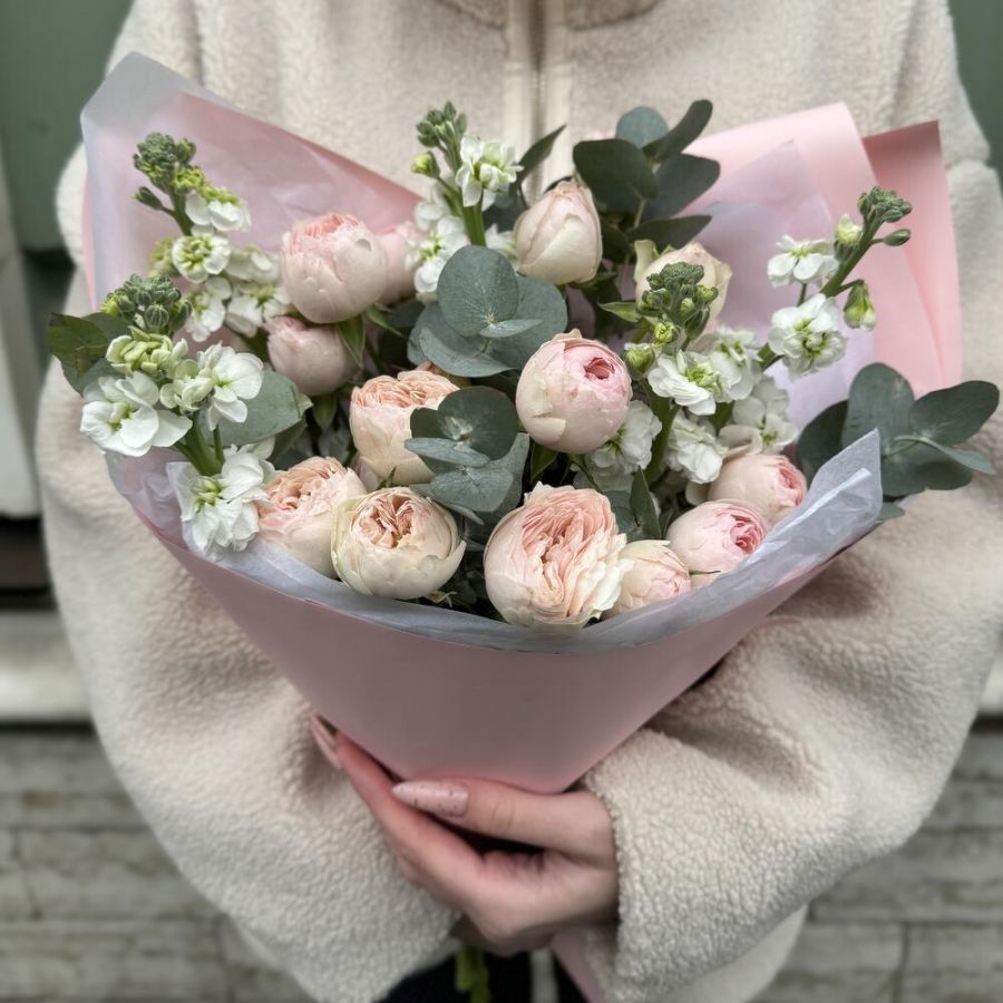 Букет из пион роз с ароматной маттиолой