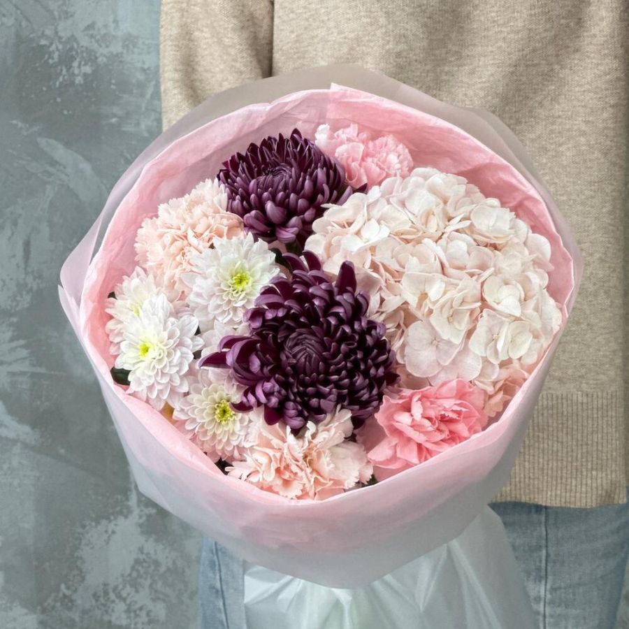 Нежный букет с гортензией и фиолетовой хризантемой Бигуди