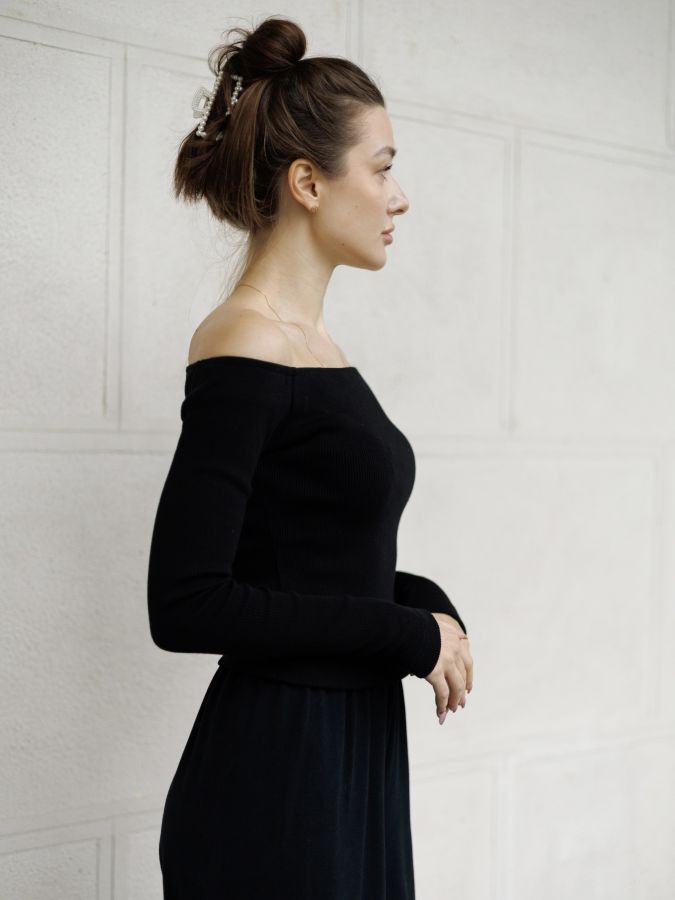 Топ с открытыми плечами в рубчик черный