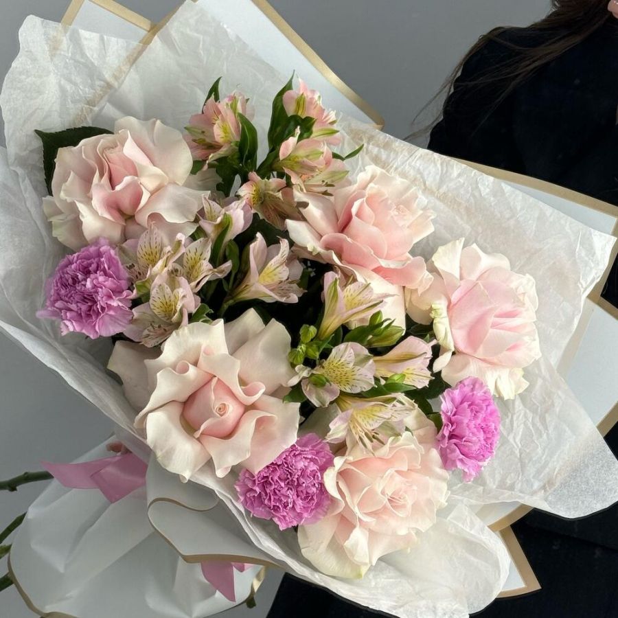 Букет розы и диантусы